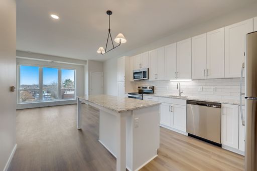 Move in by 09/04/2026 with a 12-month lease & get $500 off 1st months' rent! – photo 1