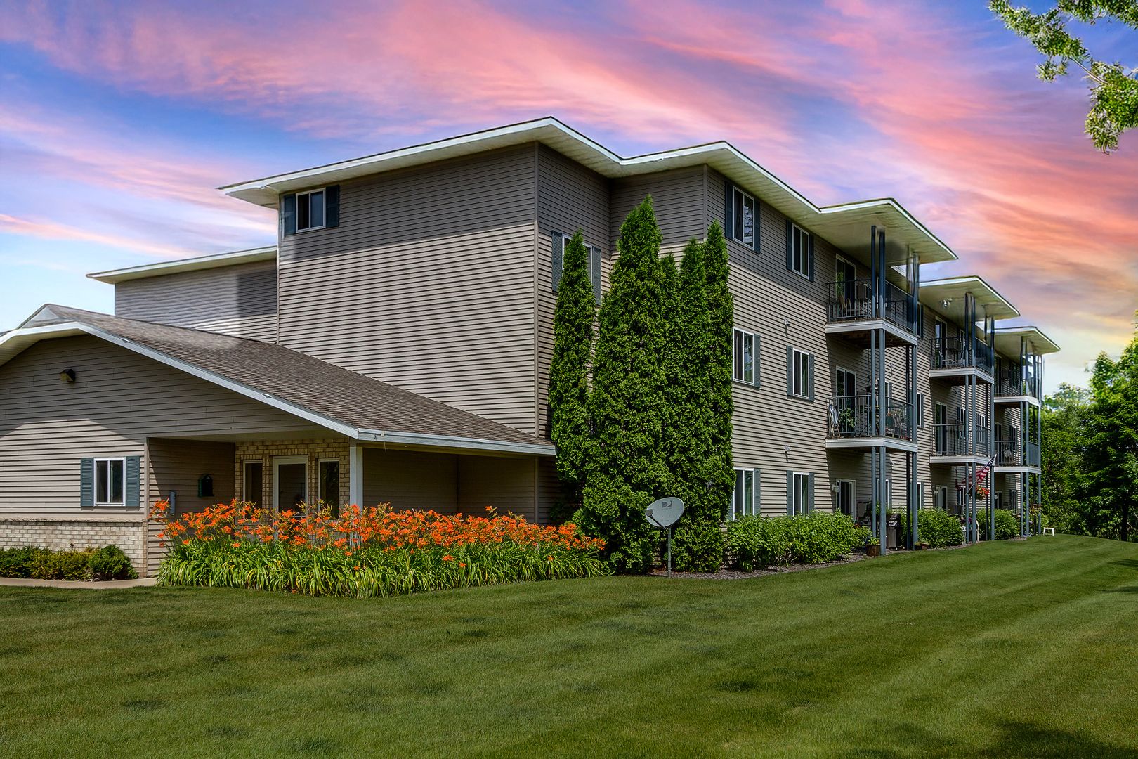 Hudson Apartment: 1900-1920 Aspen Drive