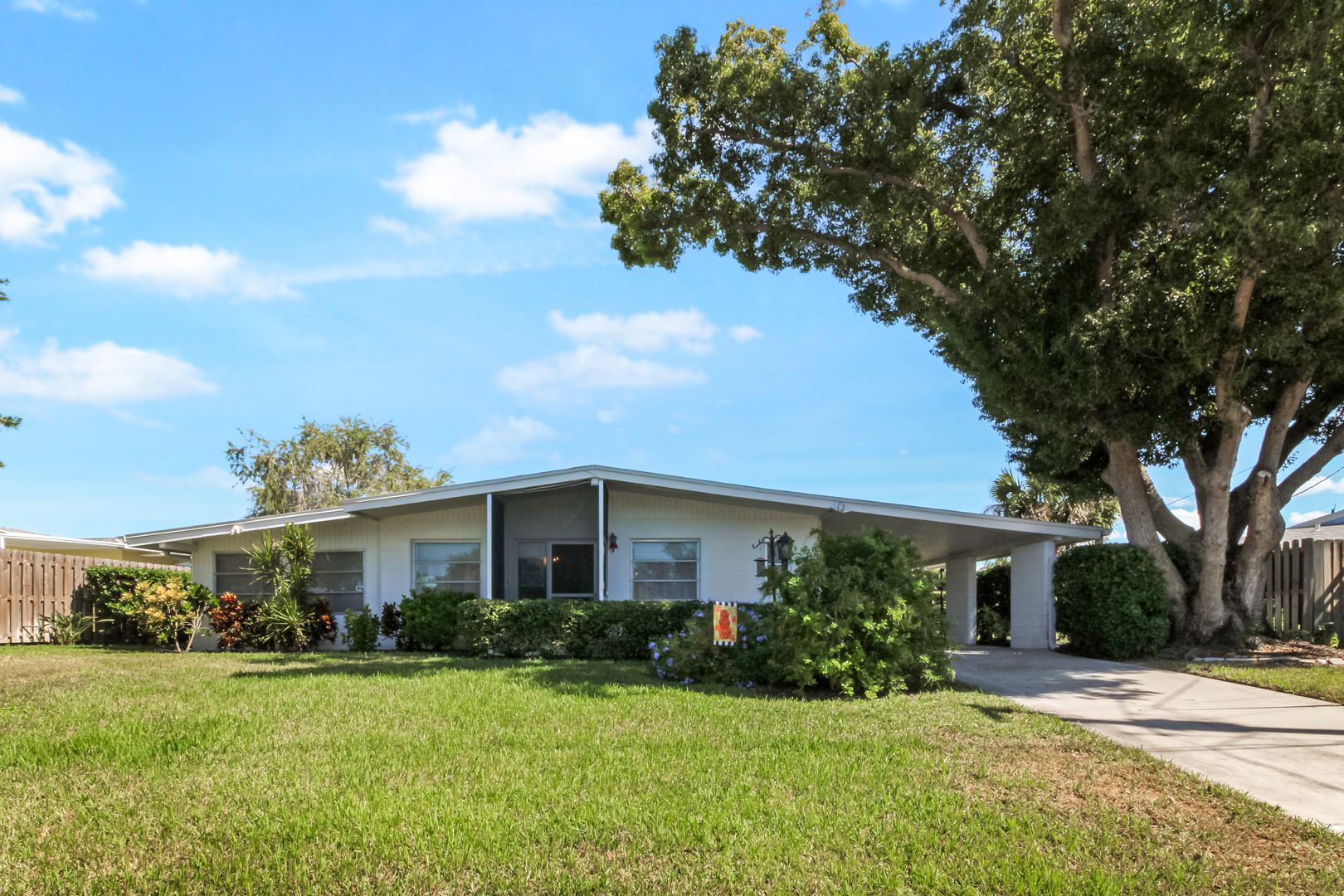 Venice Apartment: 1660 Juniper Dr.