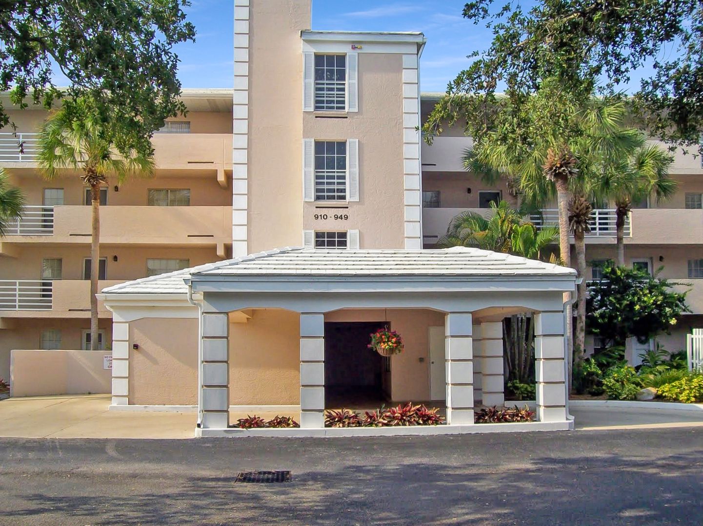 Venice Apartment: 928 Wexford Blvd