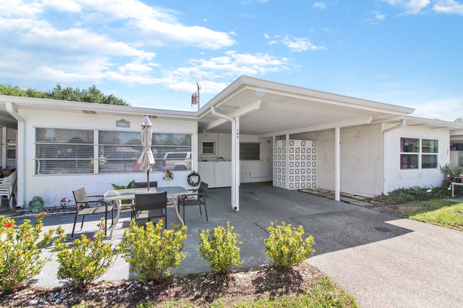 Venice House: 109 E Field Ave - Beach Manor Villas