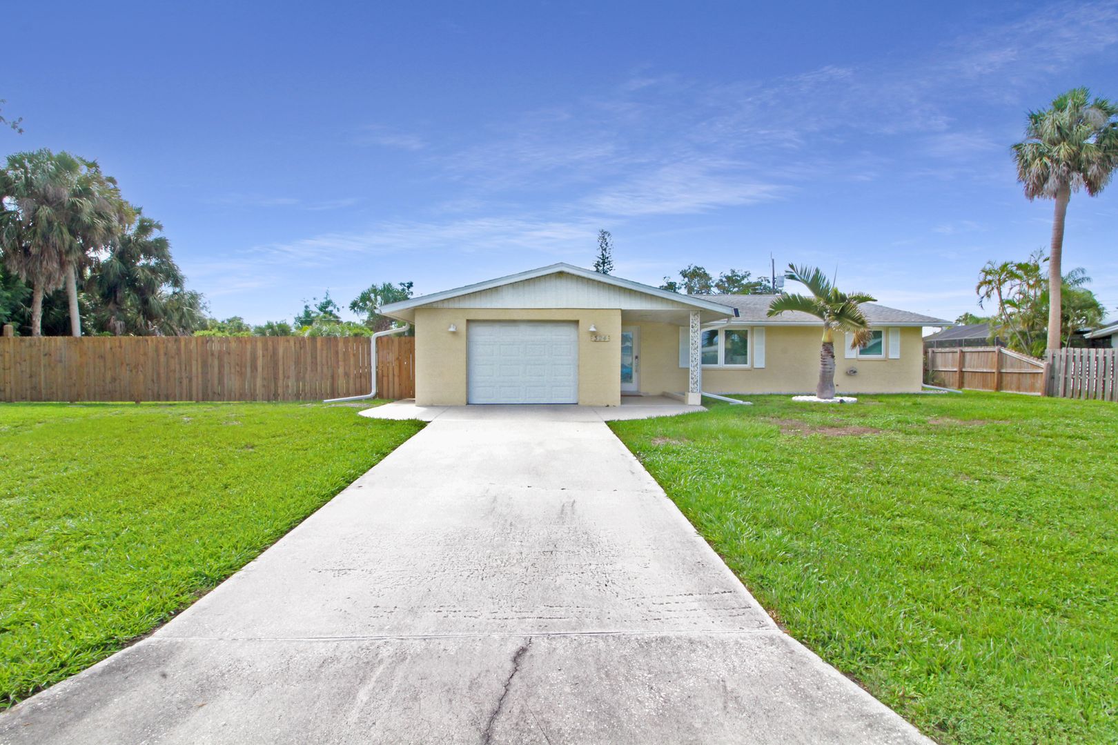 Venice Apartment: 324 Treasure Rd