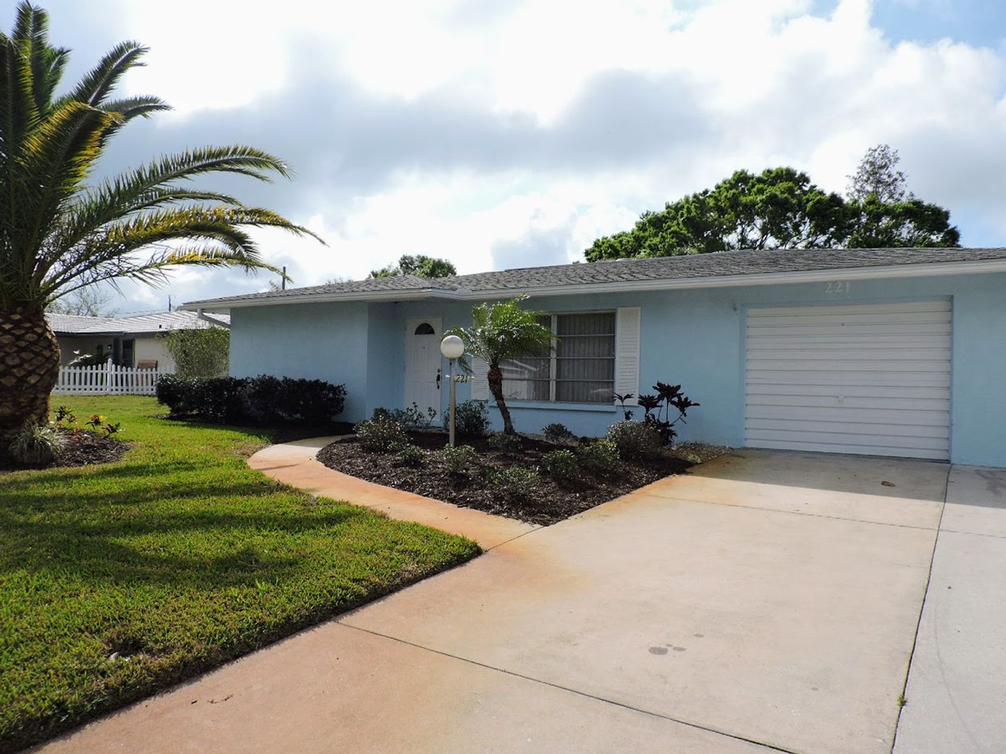 Venice Apartment: 221 Malvern Drive