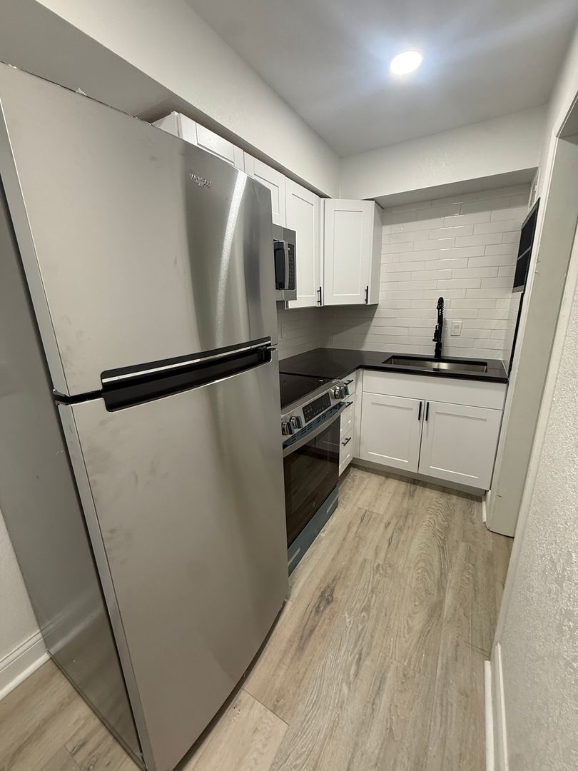 Grandview Apartment: 15411 Barat Ave