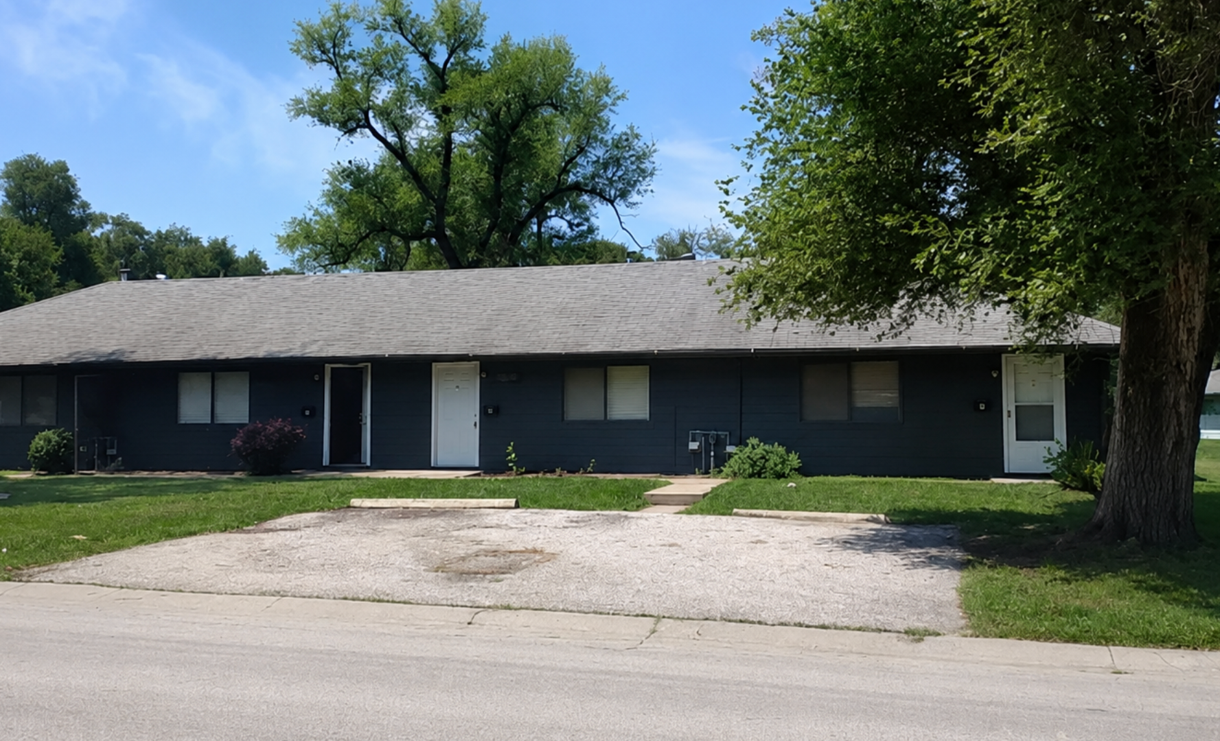Grandview Apartment: 15216 Bellaire Ave