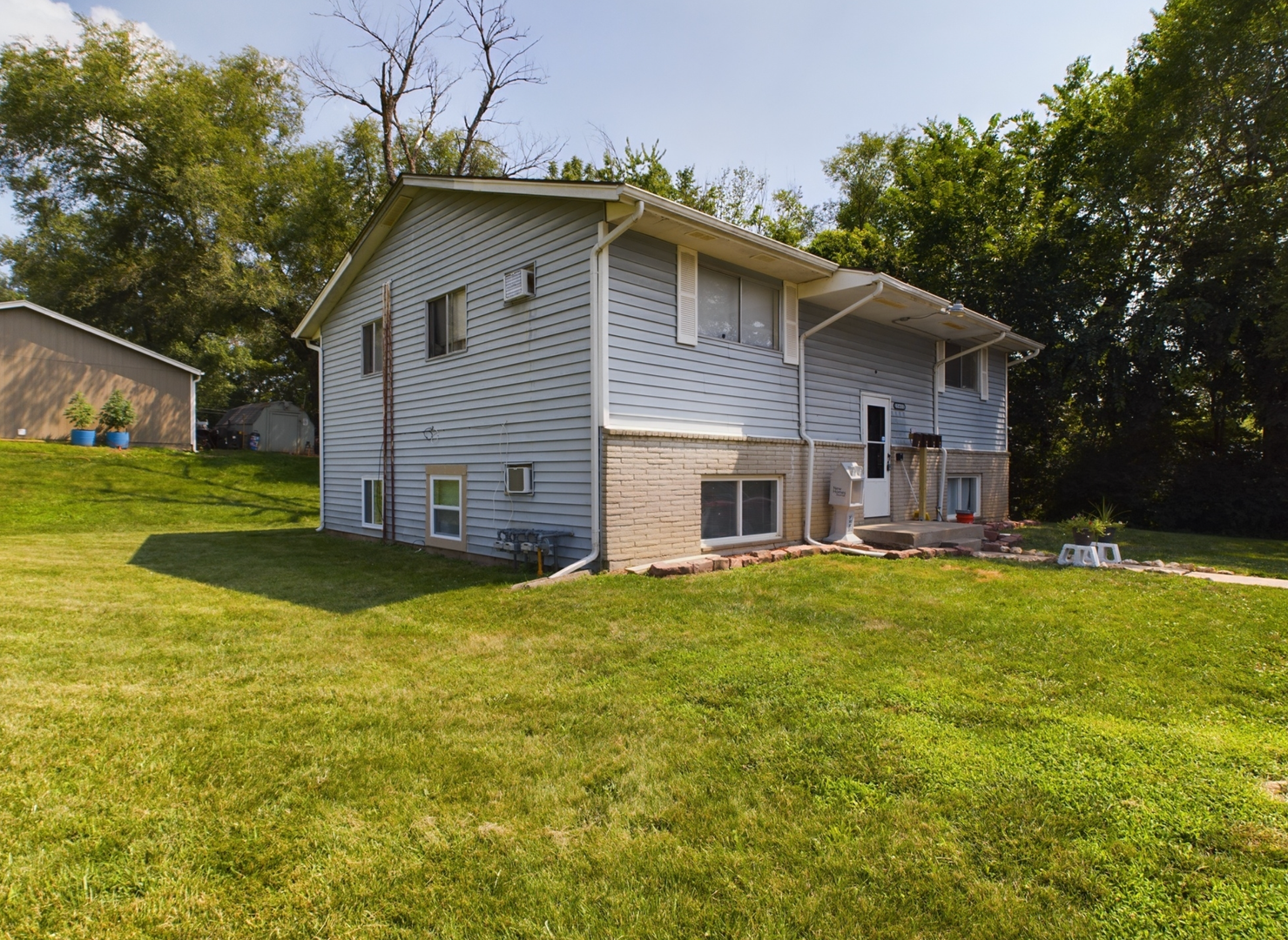 Grandview Apartment: 15411 Barat Ave