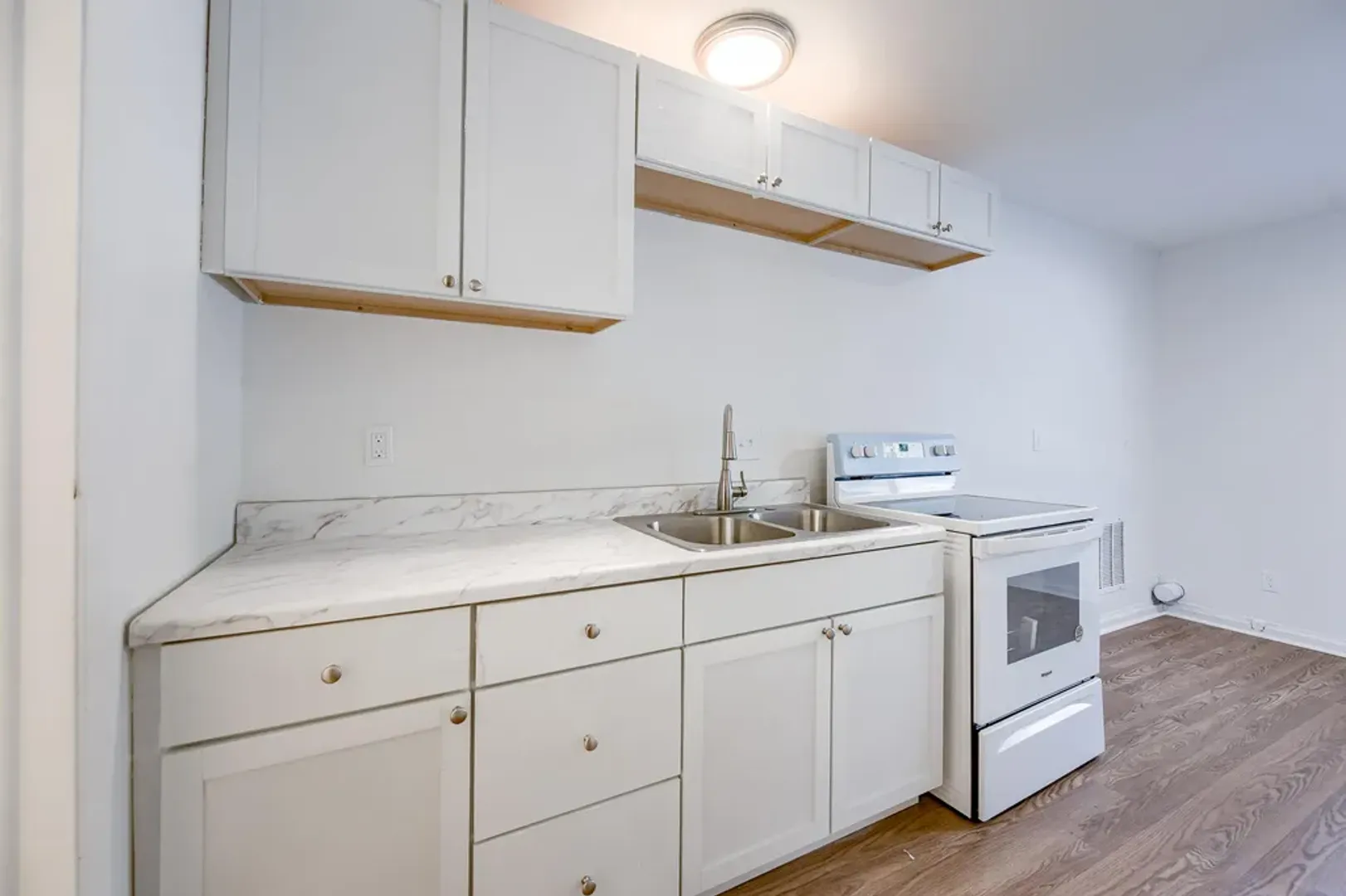 Grandview Apartment: 15216 Bellaire Ave