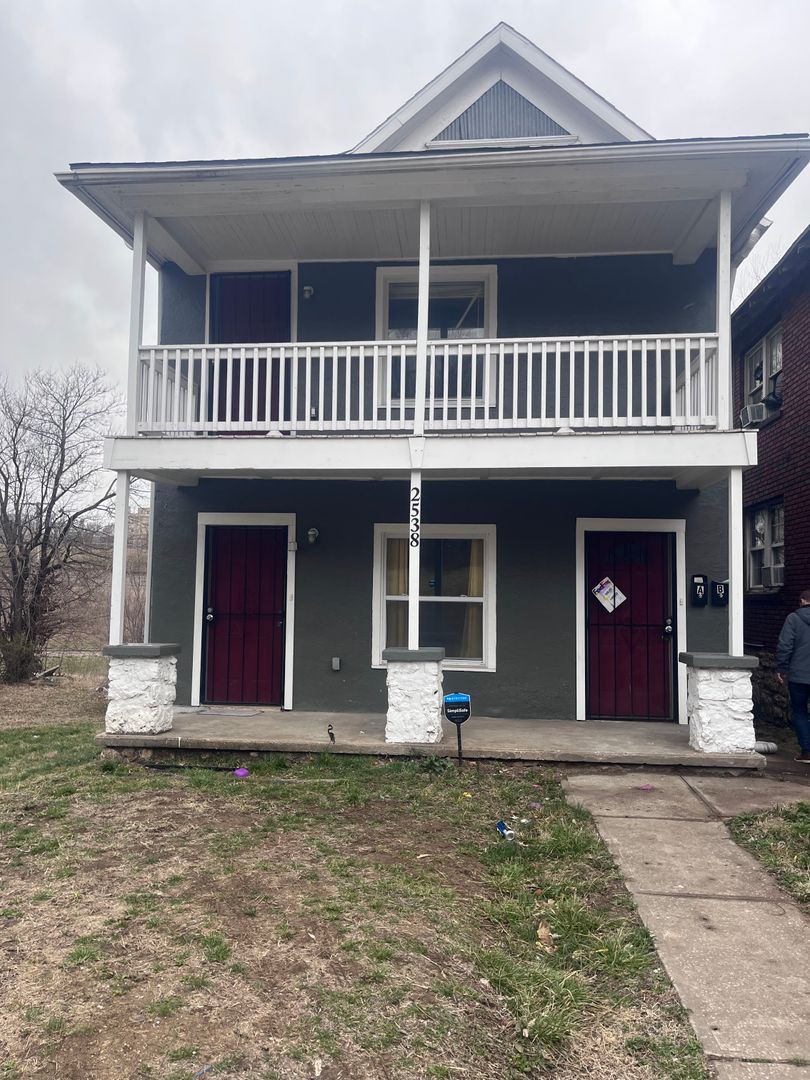 Kansas City House: 2538 Woodland Avenue Apt 2B - 2nd Fl