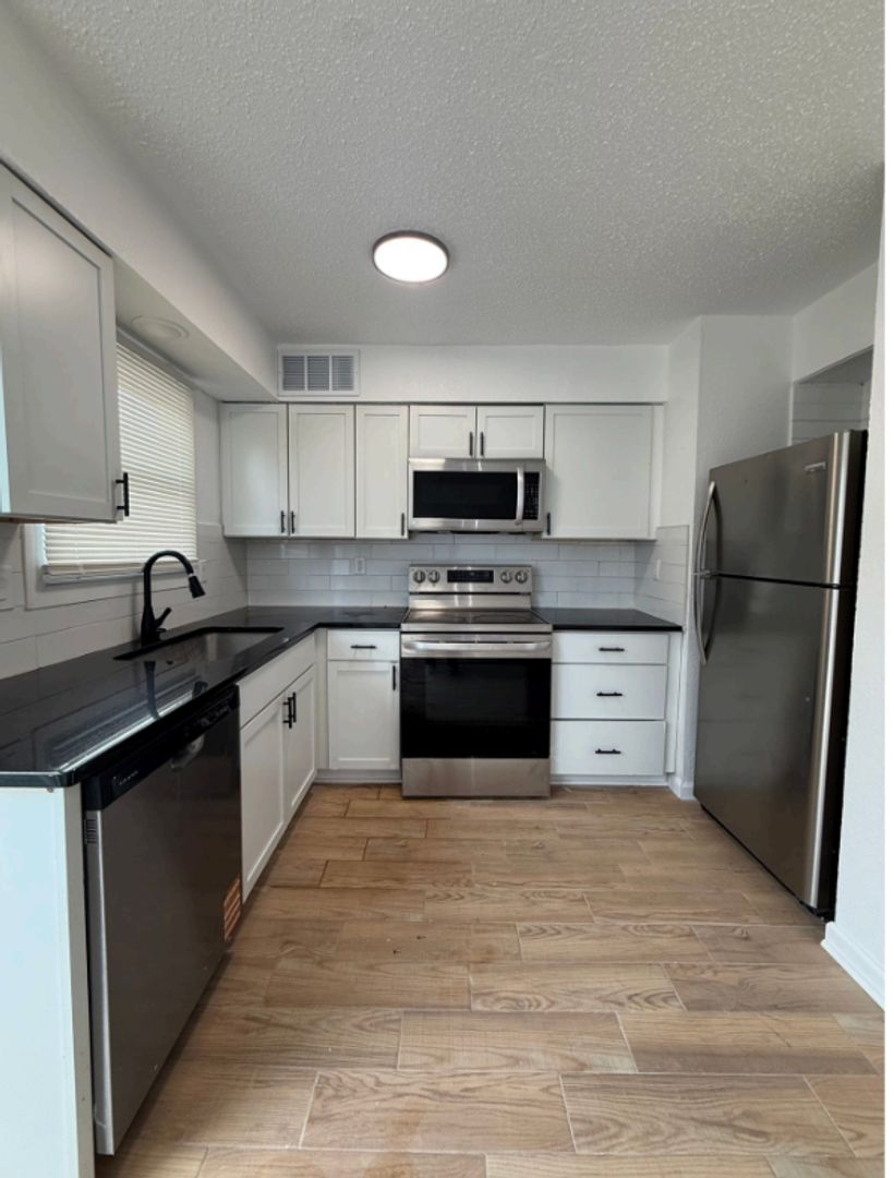 Overland Park Apartment: 9424-9430 Reeder Ave