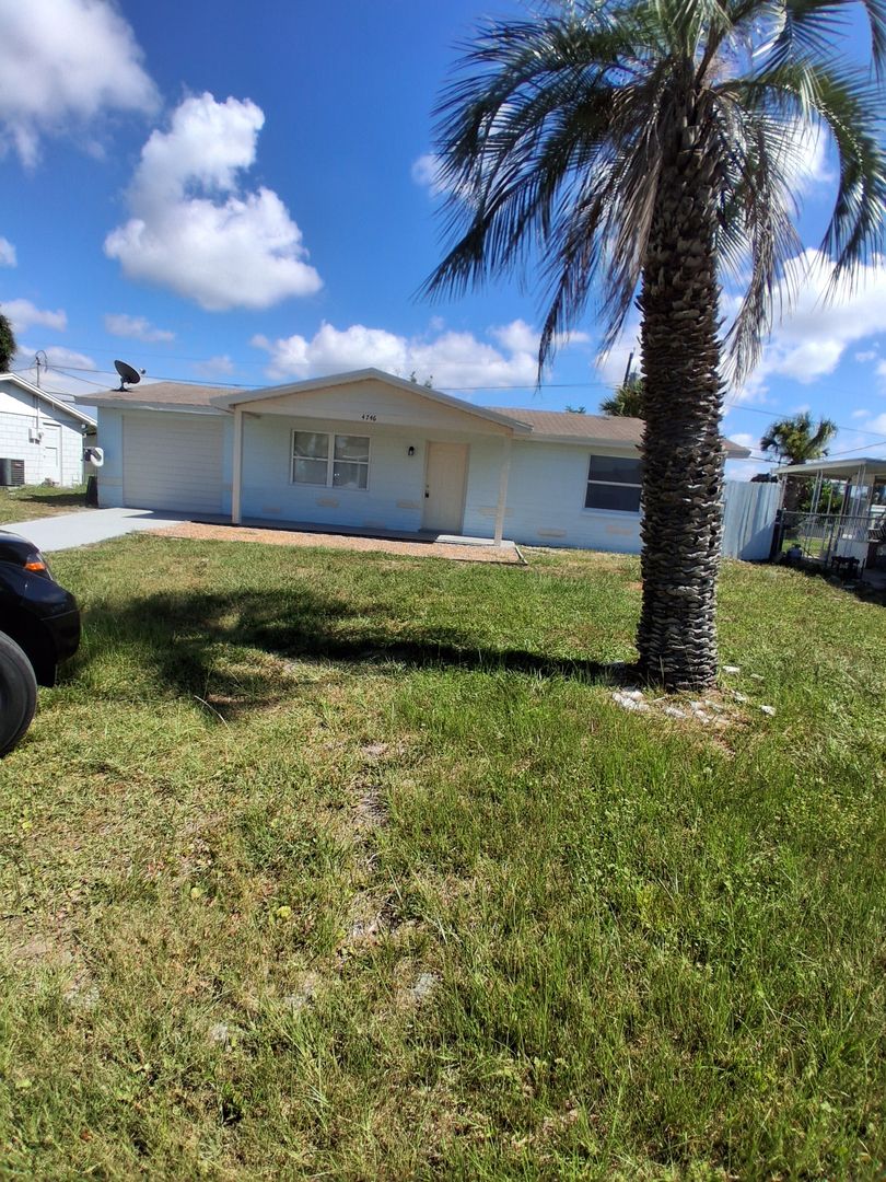 HOLIDAY House: 4746 EASTWOOD LN