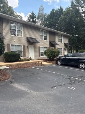 2 Bed, 1.5 Bath End Unit Townhome – Conveniently Located Between Asheville & Hendersonville – photo 1