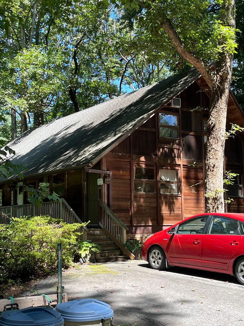 Flat Rock House: 1160 W Blue Ridge Road - 1160 W Blue Ridge Road