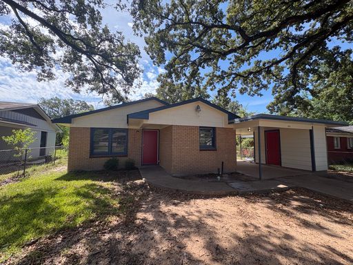 Beautiful 3 bedroom/1 bath home with Central Air and Heat! – photo 1