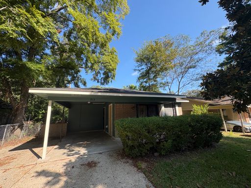 Beautiful 3 bedroom/1 bath home with Central Air & Heat! – photo 1