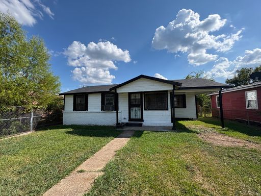 Adorable 3 bedroom/1 bath house with fenced backyard! – photo 1