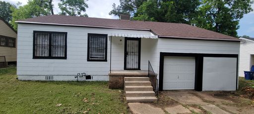 Great 3 bedroom/2 bath home with Oven, Refrigerator, Garage, Central Air & Heat! – photo 1