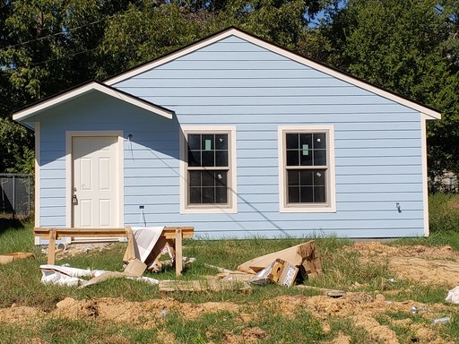 Adorable 2 bedroom/1 bath house with Central Air & Heat – photo 1