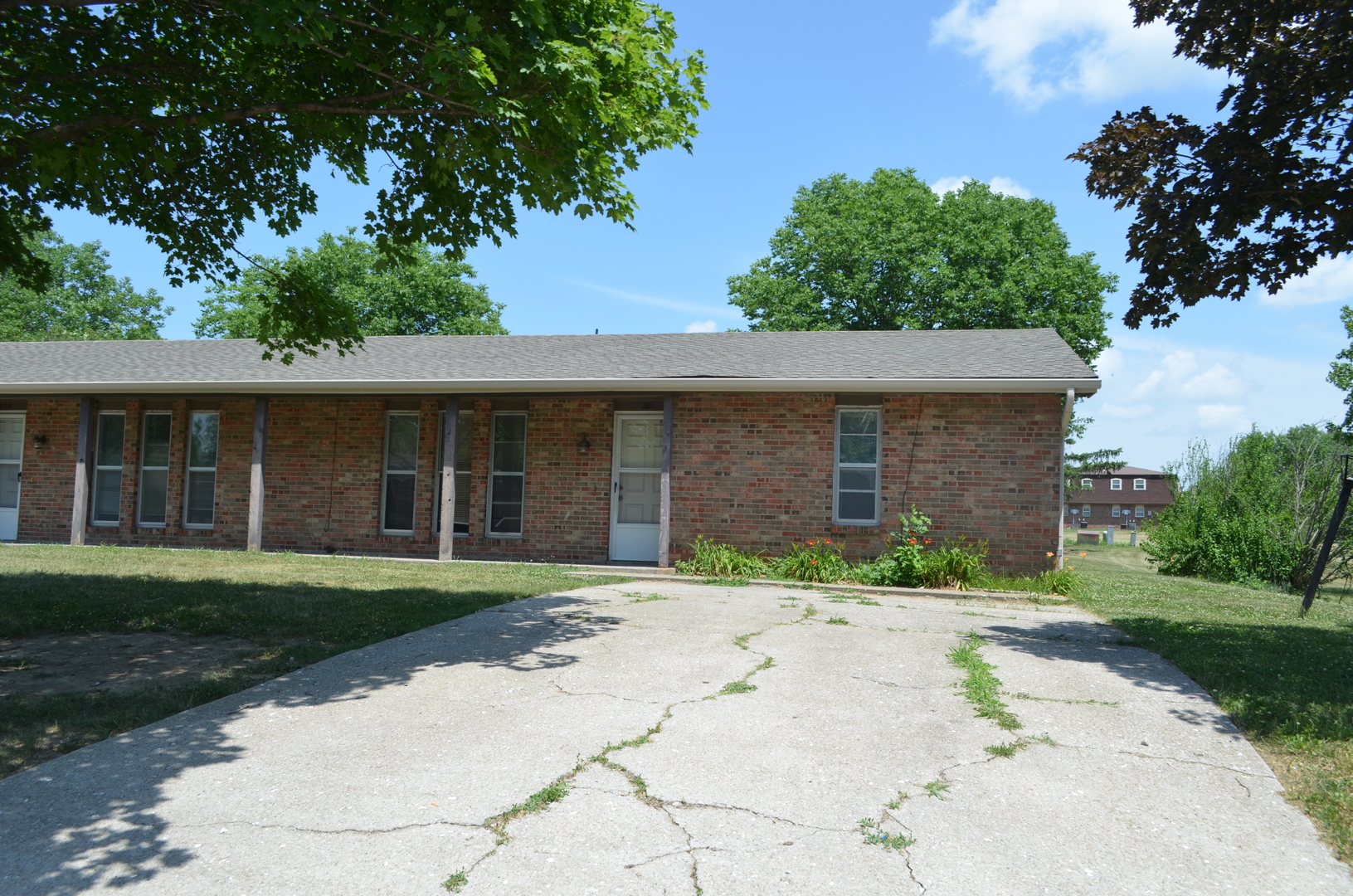 Columbia Apartment: 201-203 Maple Grove Way
