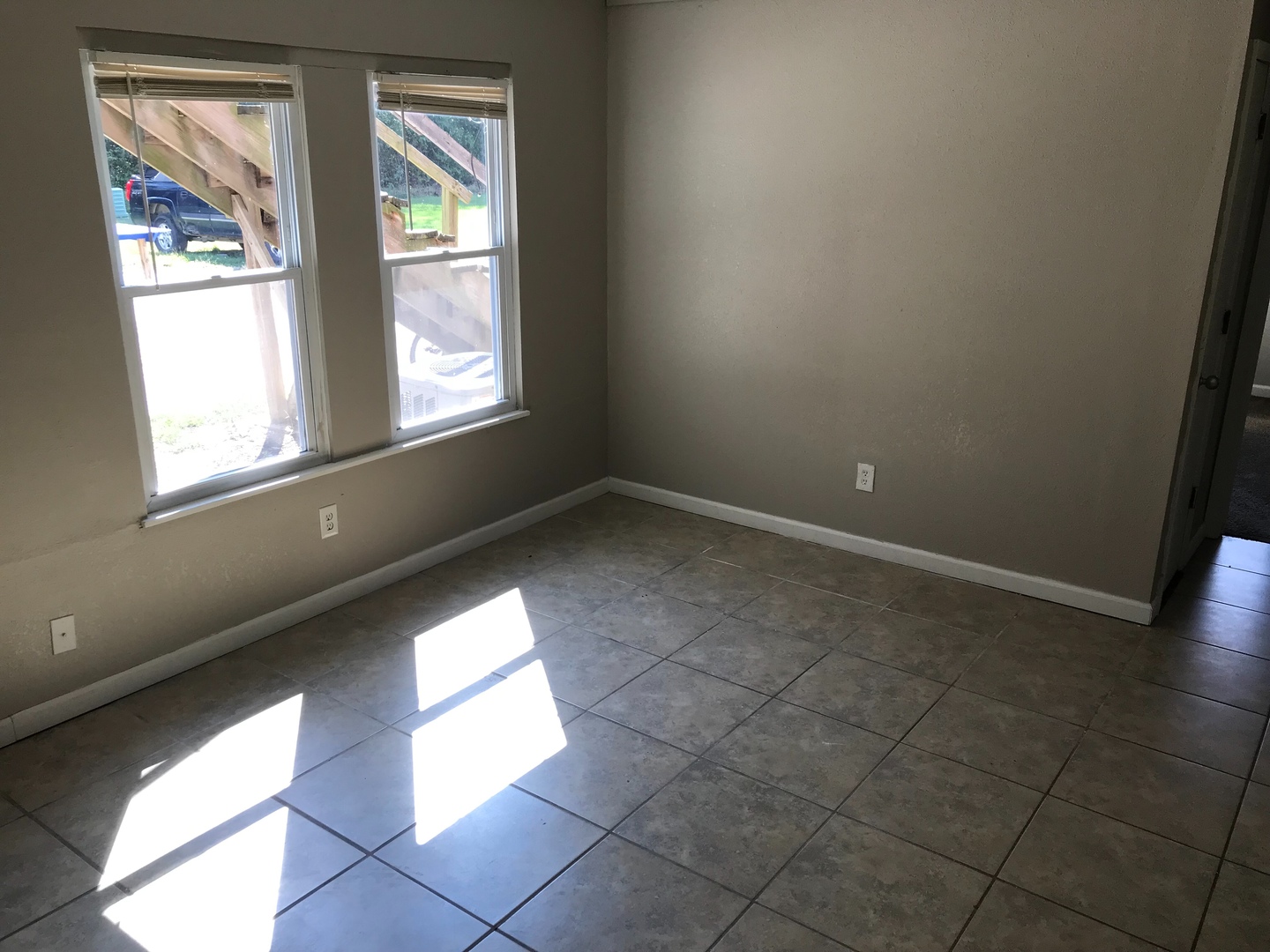 Columbia Apartment: 540 NE Park Ln