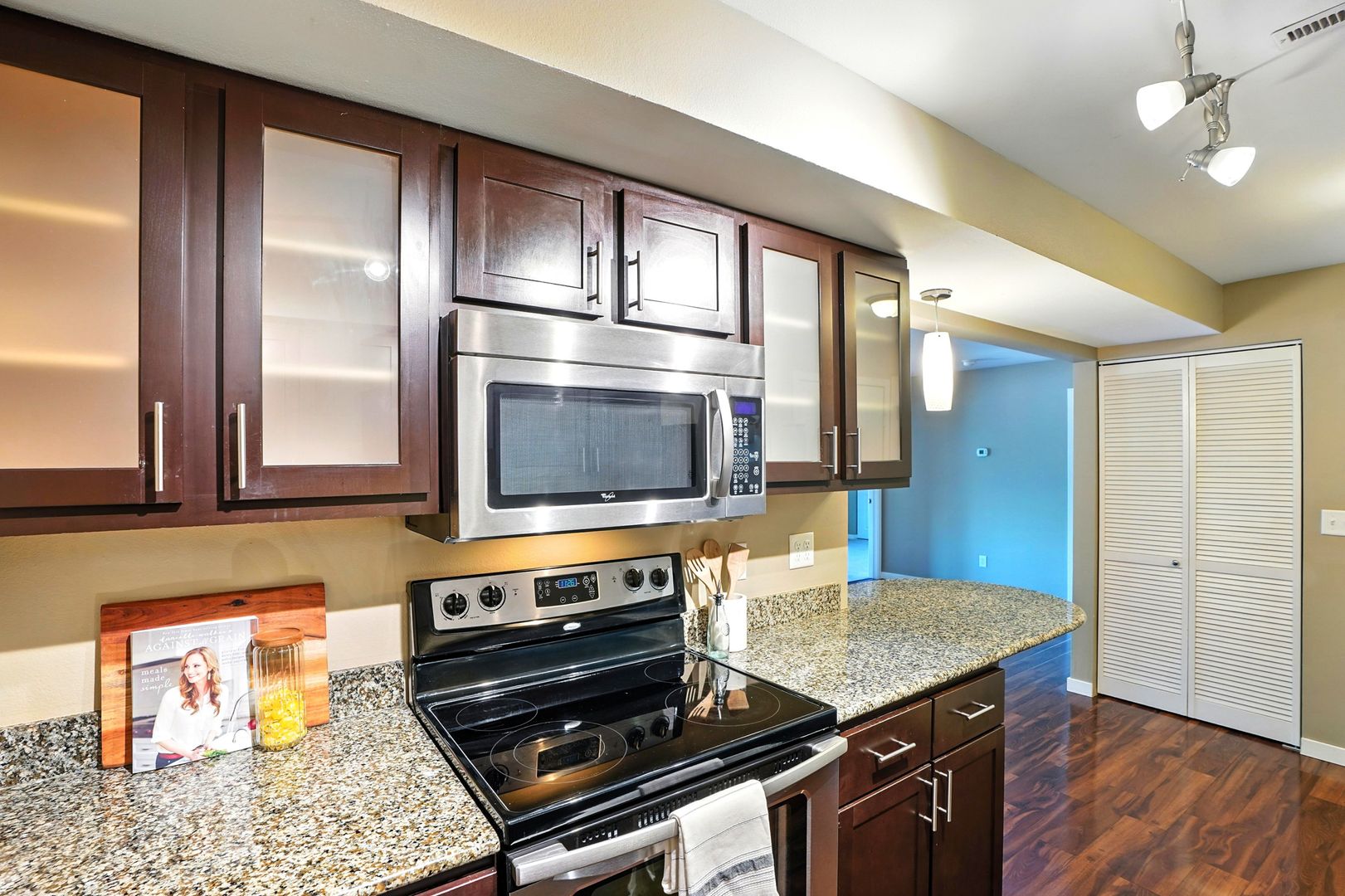 Iowa City Apartment: 1000 Oakcrest Street Units 207 - 312