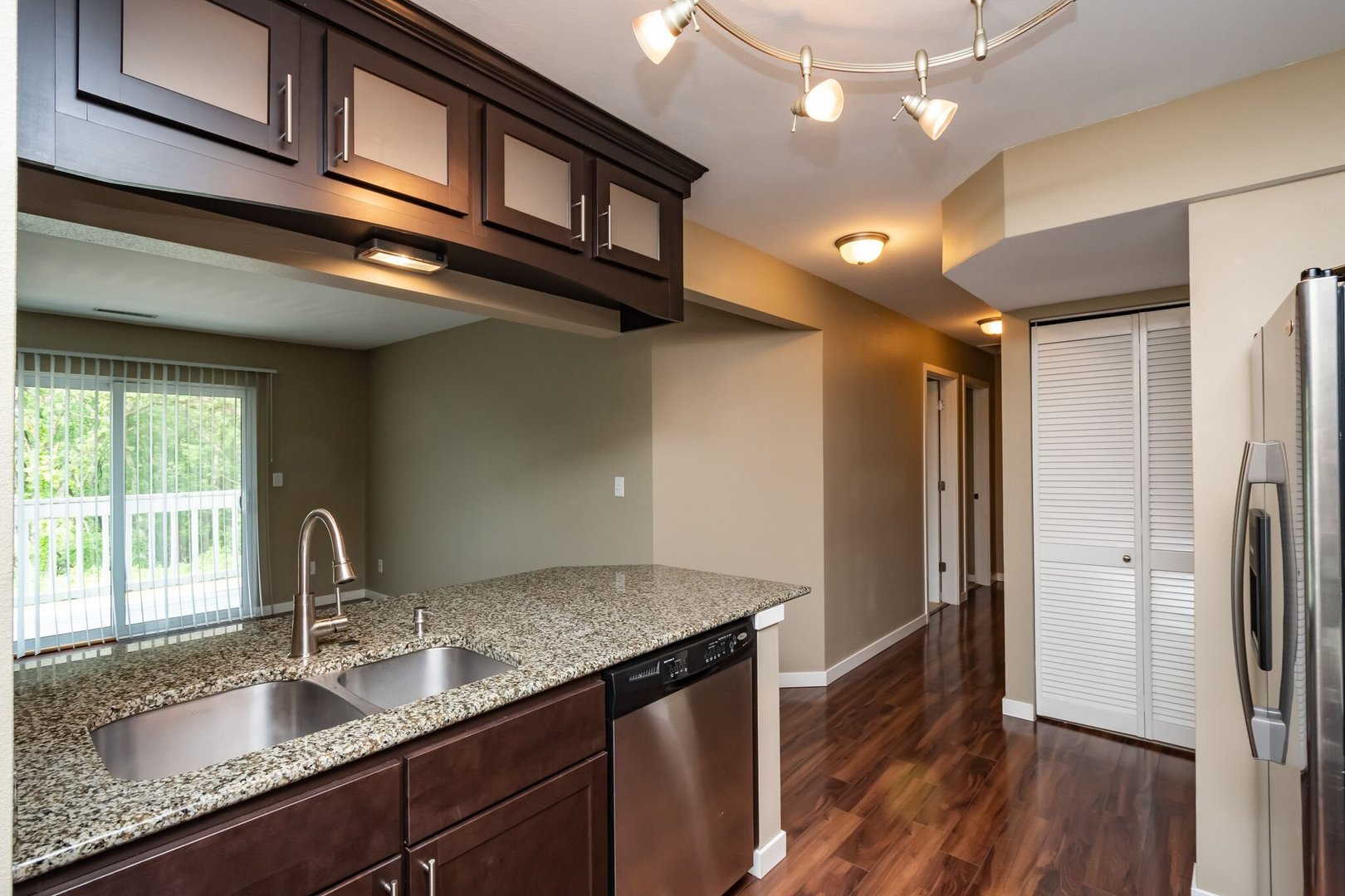 Iowa City Apartment: 1000 Oakcrest Street Units 207 - 312