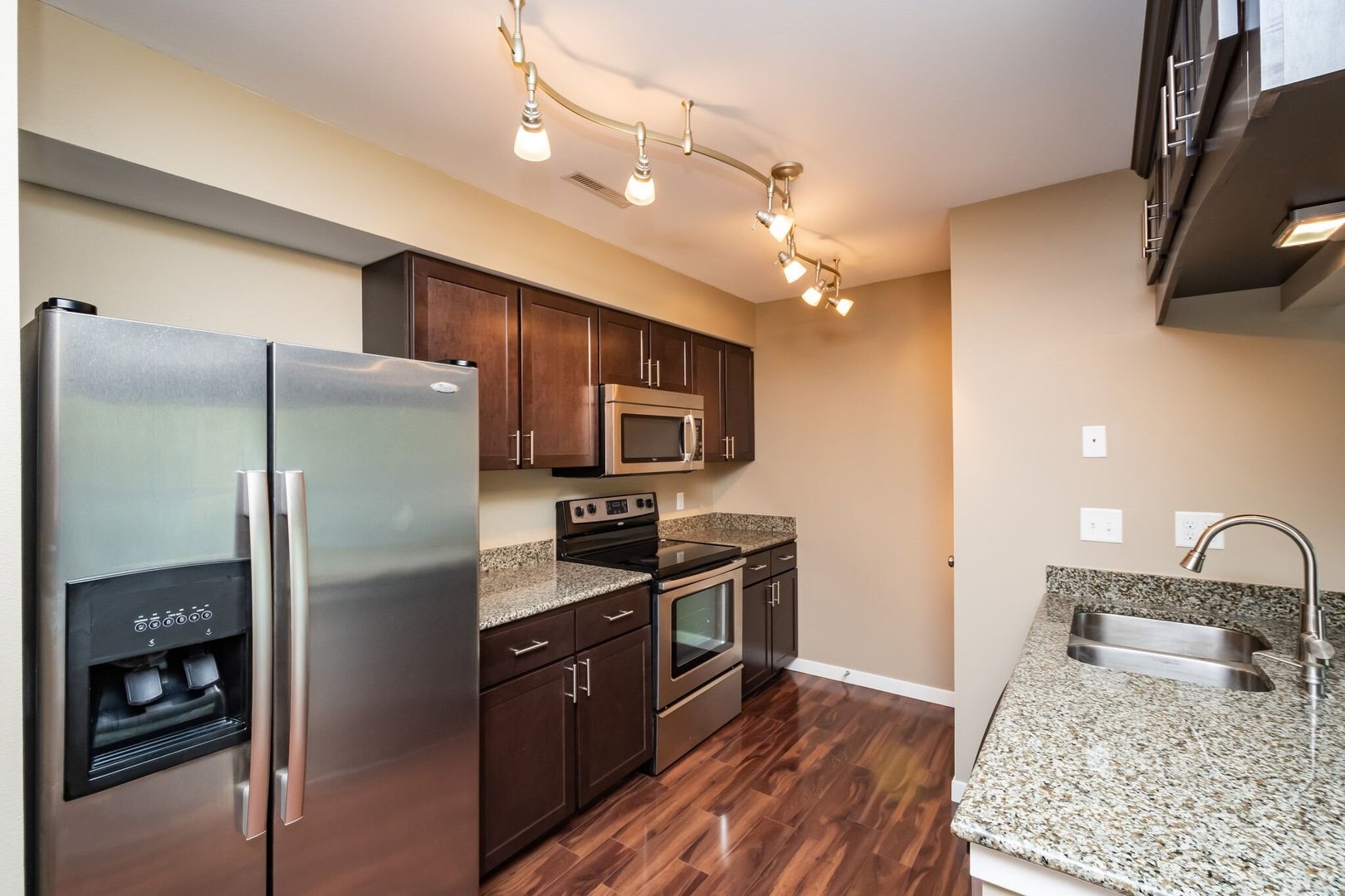 Iowa City Apartment: 1000 Oakcrest Street Units 101 - 206