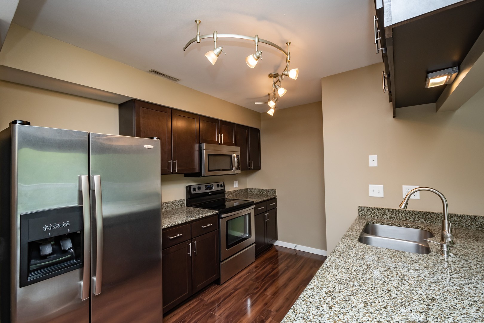 Iowa City Apartment: 1000 Oakcrest Street Units 207 - 312