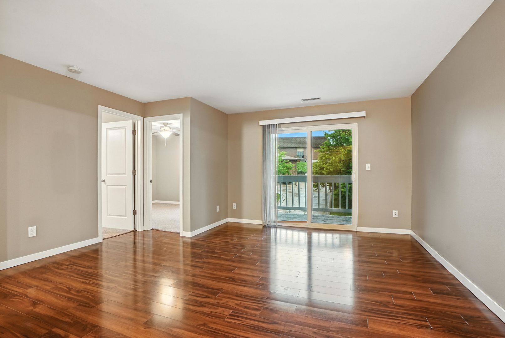 Iowa City Apartment: 1000 Oakcrest Street Units 101 - 206