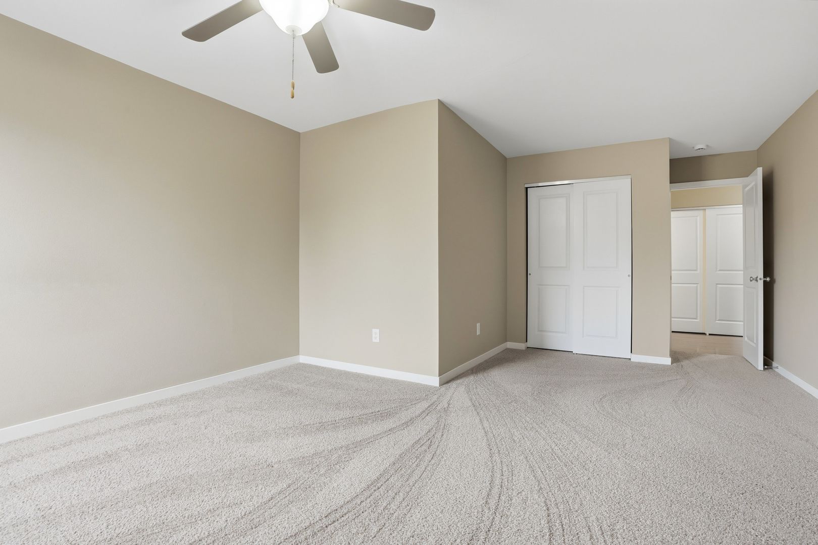 Iowa City Apartment: 1000 Oakcrest Street Units 207 - 312