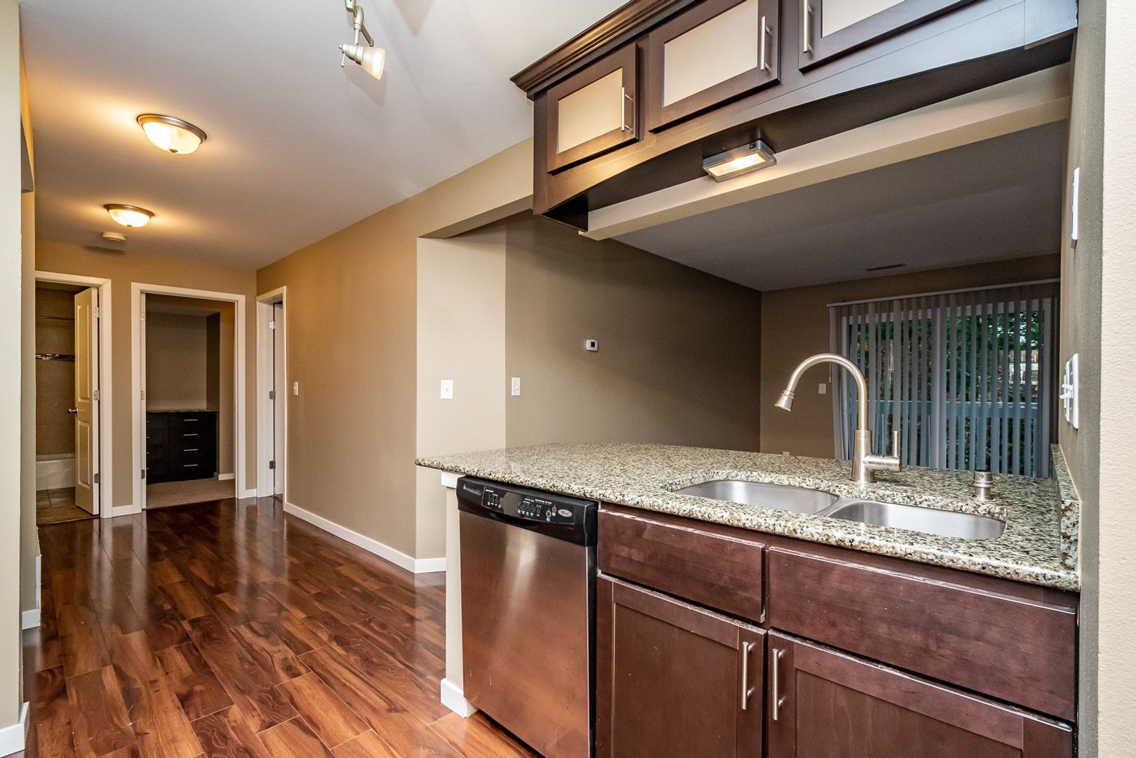 Iowa City Apartment: 1000 Oakcrest Street Units 207 - 312