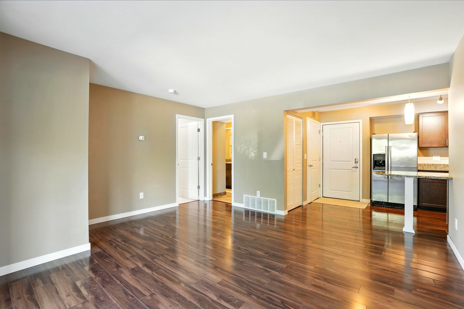 Iowa City Apartment: 1000 Oakcrest Street Units 207 - 312