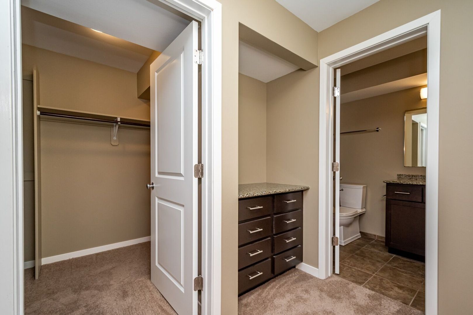 Iowa City Apartment: 1000 Oakcrest Street Units 101 - 206