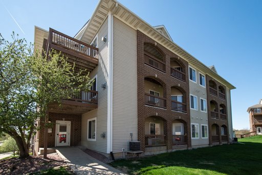 AVAIL 10/5- Spacious Ground Floor 2 Br 1 Bath w/ In Unit Laundry & Garage Stall – photo 1