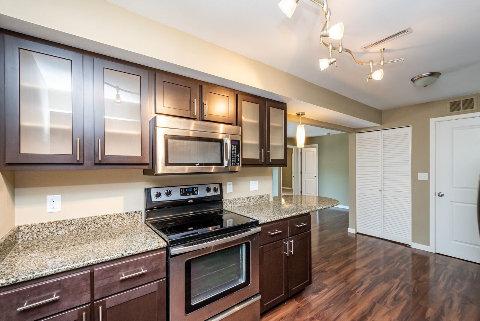 Iowa City Apartment: 1000 Oakcrest Street Units 207 - 312