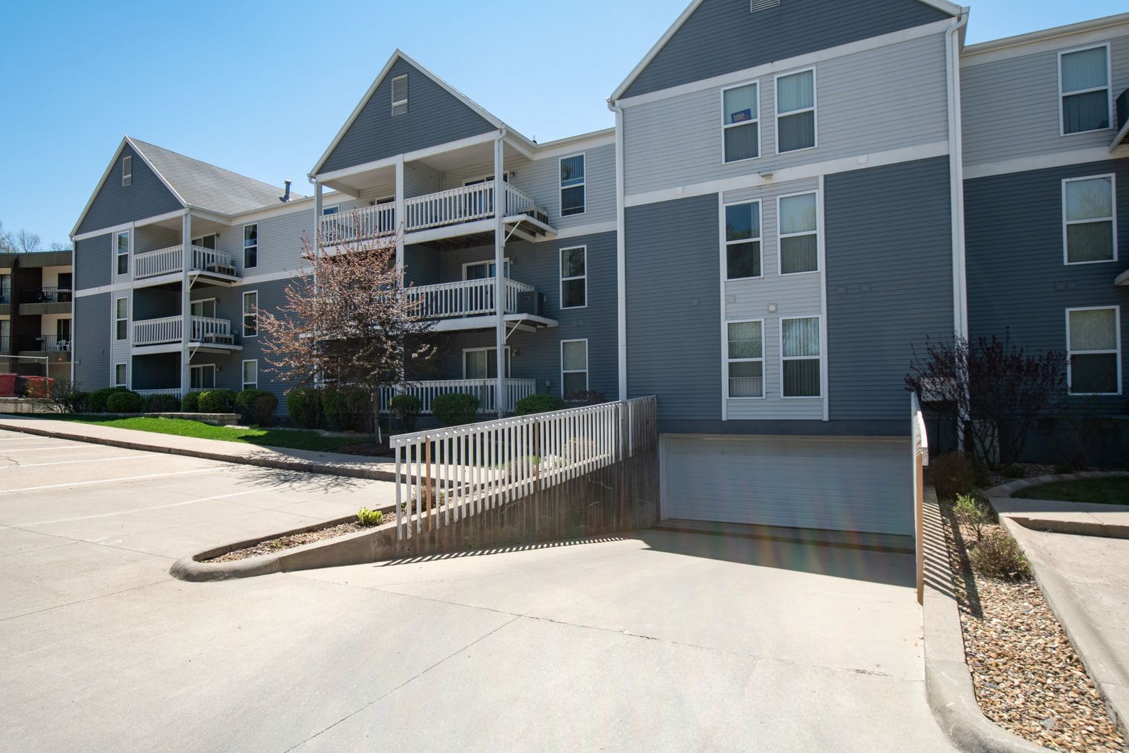 Iowa City Apartment: 1000 Oakcrest Street Units 101 - 206