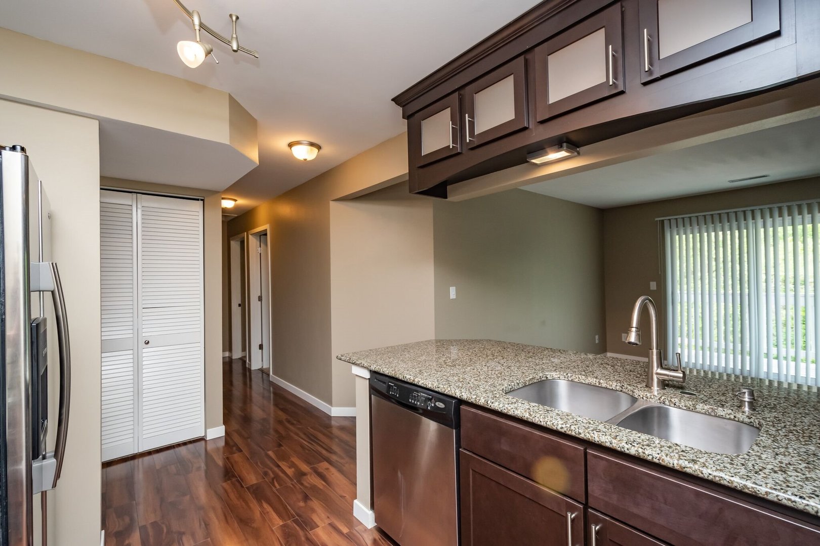 Iowa City Apartment: 1000 Oakcrest Street Units 101 - 206