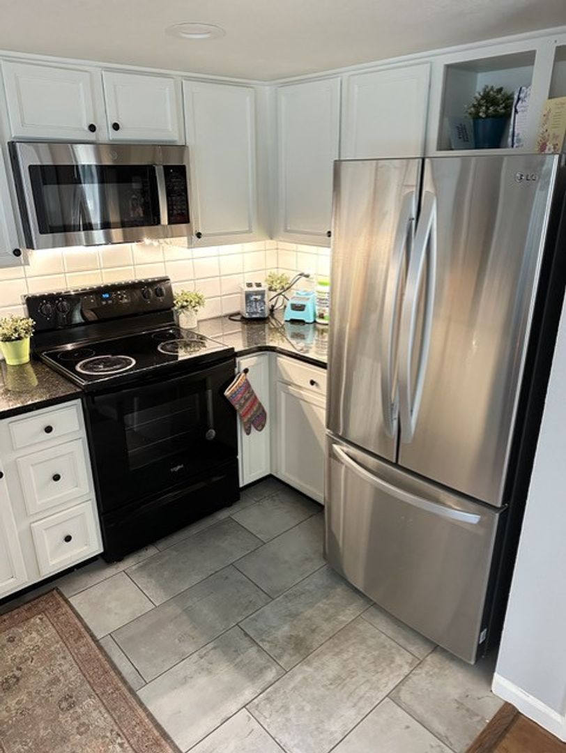 LO-4871 White Rock Circle #G 8 of 12