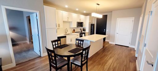 Executive Full Service, all inclusive two bedroom/two bathroom with great views and Flexible lease terms, pet friendly. – photo 1
