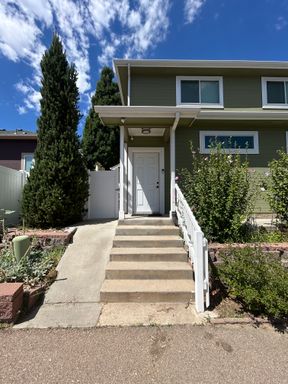 2 Bed 1 Bath Wonderful Carriage Apartment in Weld County!