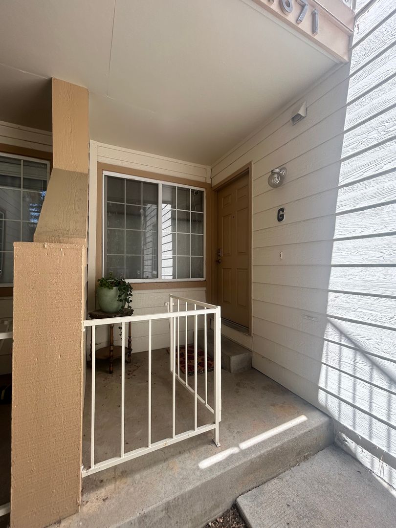 LO-4871 White Rock Circle #G 2 of 12
