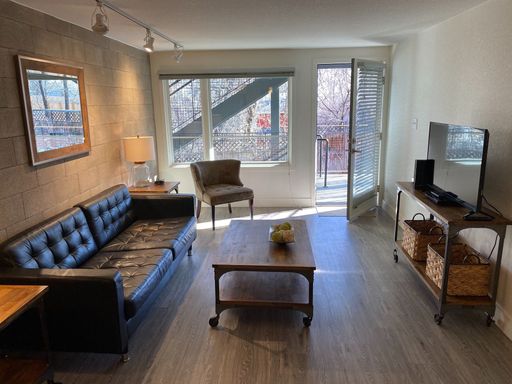 Two Bedroom, Furnished Corporate Apartments in Downtown Boulder, walk to the Pearl Street Mall. – photo 1