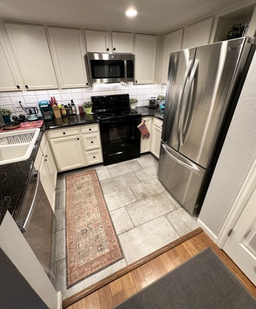 LO-4871 White Rock Circle #G 9 of 12