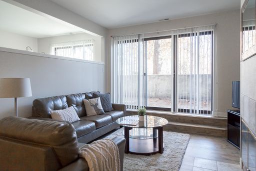 Furnished, SHort-Mid term, All Inclusive one Bedroom /one bathroom with den, view of Flatirons block off Pearl – photo 1