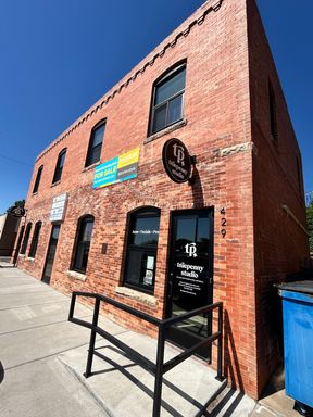 Bright 2nd Floor Apartment on 3rd Street -- Utilities Included!