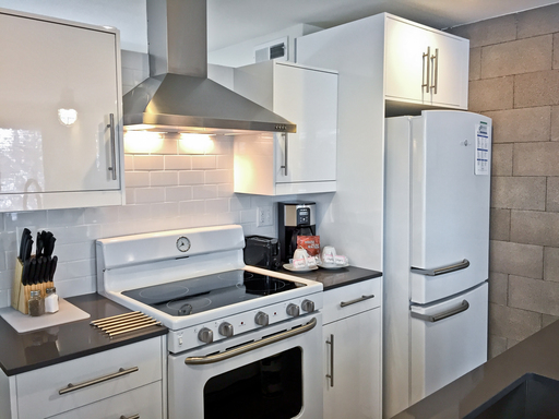 Two Bedroom/Short-Mid term, Furnished Executive/Corporate two bedroom/one bathroom, All inclusive walk to Pearl St. – photo 1