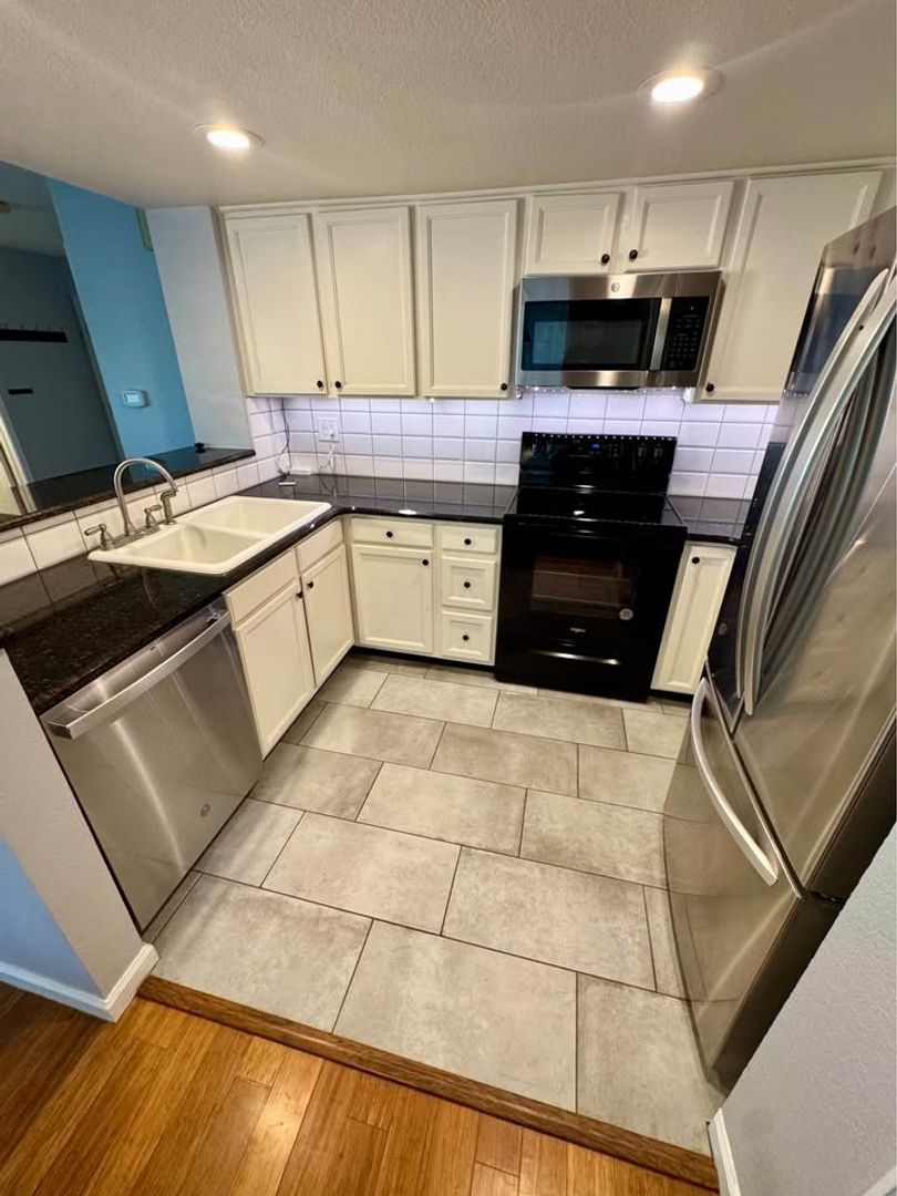 LO-4871 White Rock Circle #G 8 of 12