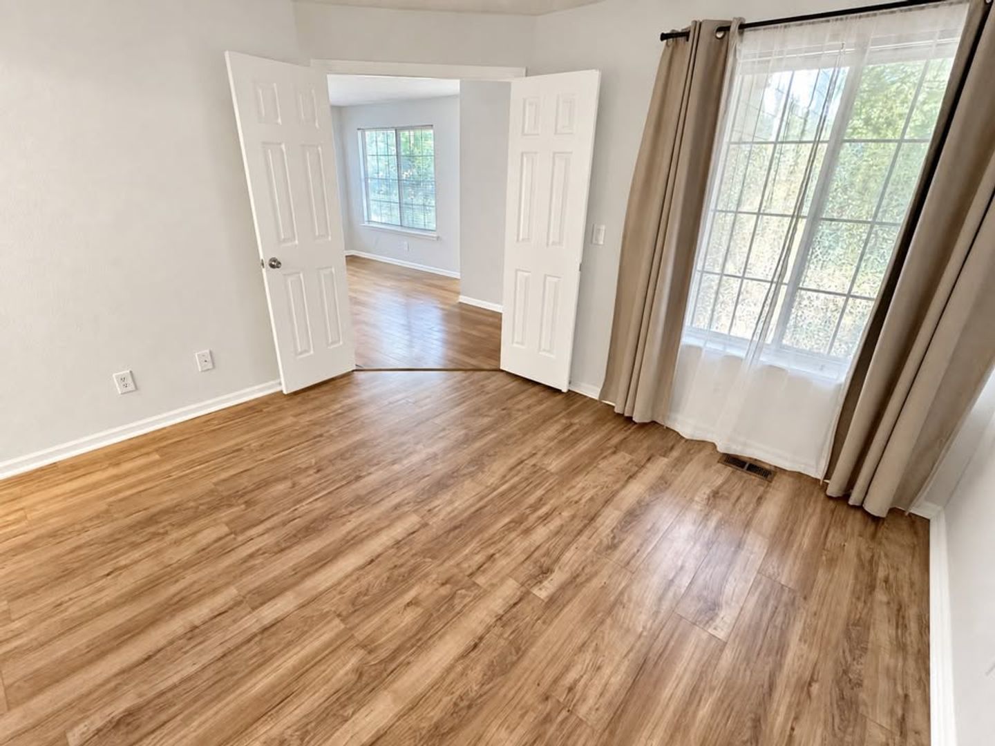 LO-4871 White Rock Circle #G 3 of 12