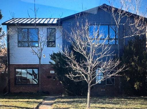 NEWER CONSTRUCTION AND PRIME LOCATION!! Amazing 3 bed/2 bath top 1/2 of duplex. – photo 1