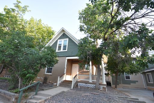 1 Bedroom on The Hill, Close to Campus and has Balcony! – photo 1