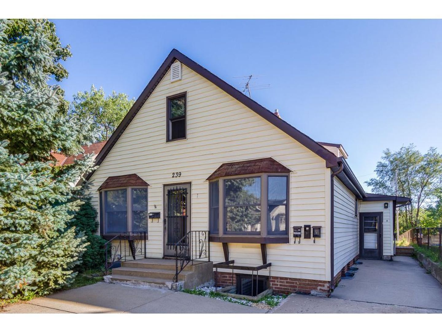 South Saint Paul Apartment: 239 Park St W